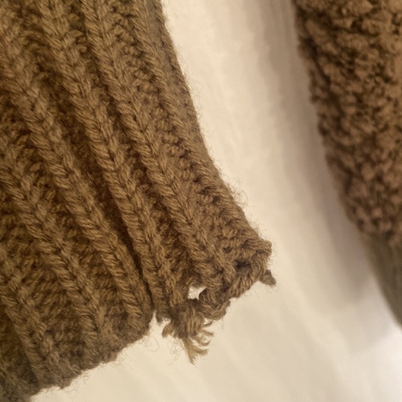 Zenana Premium boutique store sweater, army green. Worn but in good condition. - Picture 4 of 9